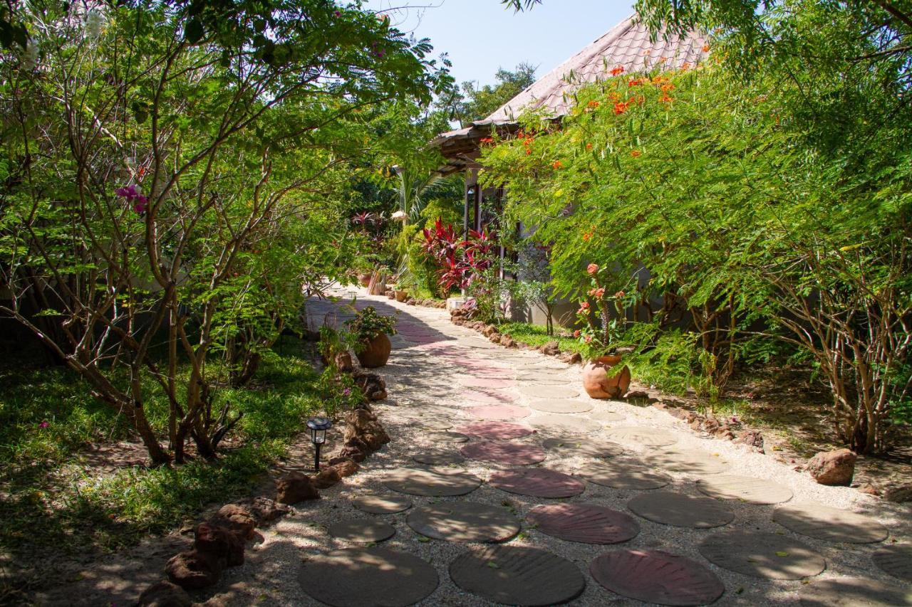 Mama Africa Art Residence & Art Center Gambia Tanji Exterior photo